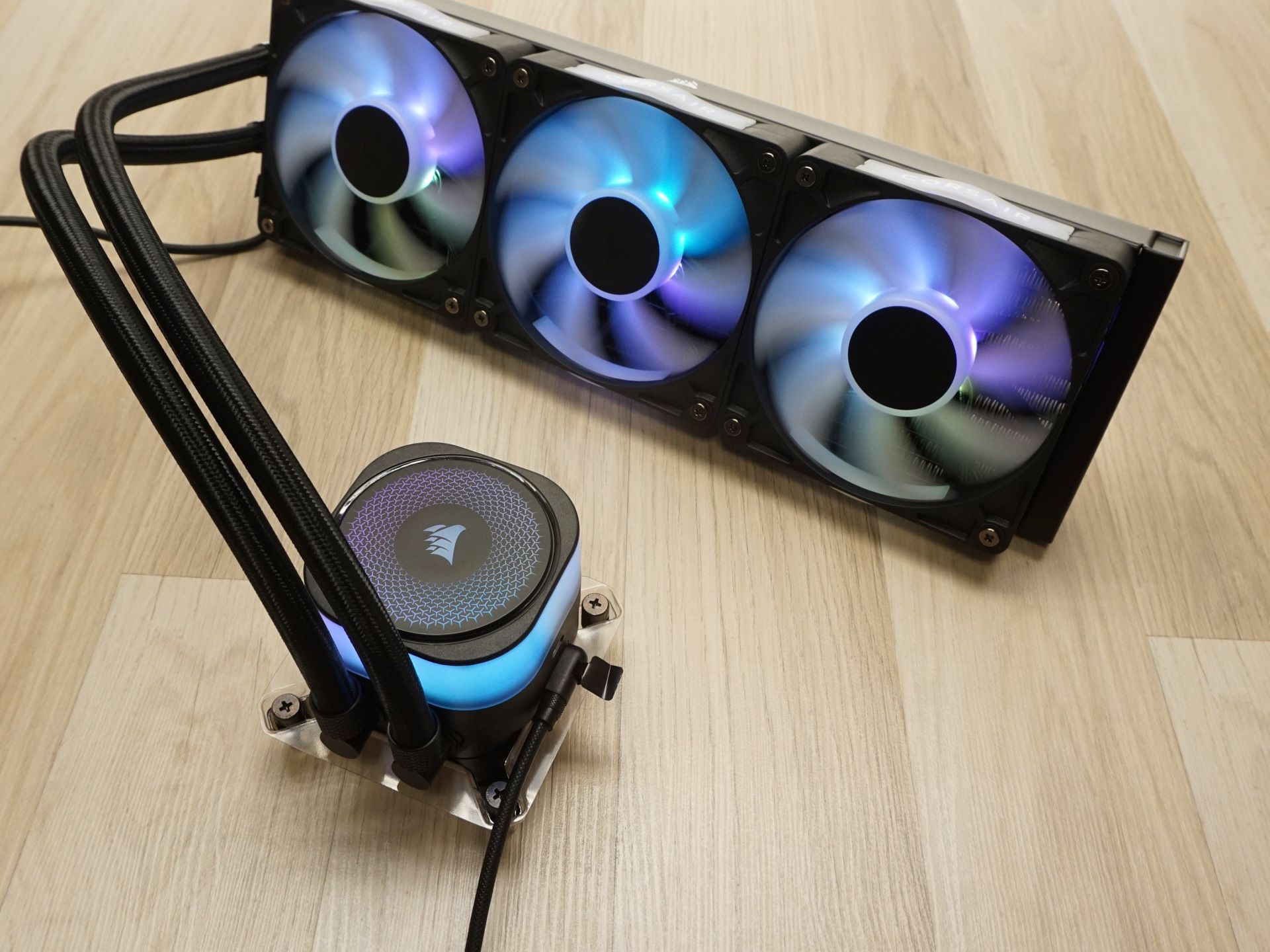 Cooler Procesor CORSAIR iCUE LINK TITAN 360 RX LCD NEGRU, dimensiune radiator 396x120x27mm, 3 ventilatoare ARGB, viteza ventilatoare: 300-2100RPM +/- 10%,  Suport AMD: AM4/AM5, suport INTEL: LGA 1700/1851, Airflow: 73.5 CFM, Nivel de zgomot: 36 dBA