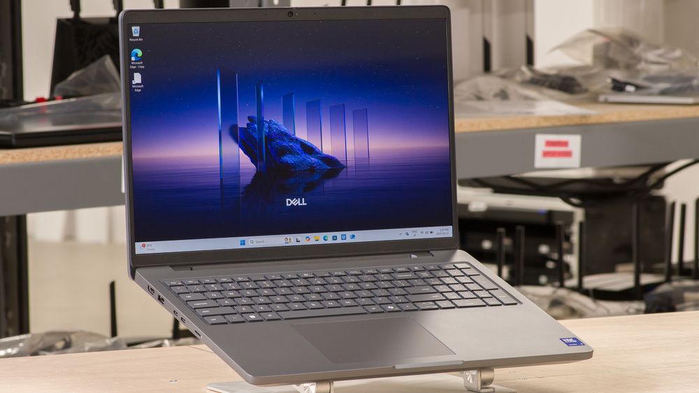 Dell Pro Max 16 (MC16250), 16  FHD+ LCD with 400 nits, Non-touch, FHD HDR Camera, Microphone, WLAN, Palmrest with Finger Print Reader + Smart Card + Control Vault 3+, FHD HDR RGB Camera, TNR, Camera Shutter, ENERGY STAR Qualified, EPEAT Gold with Climate+, Intel Core Ultra 7 265H, vPro Enterprise
